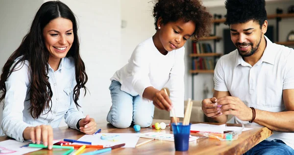 Madre Padre Che Disegnano Insieme Con Loro Bambino Casa — Foto Stock