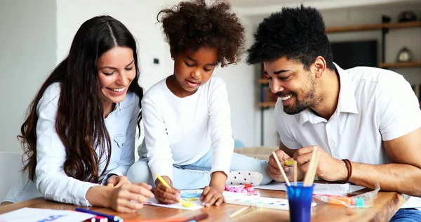 Jonge Gelukkig Klein Meisje Genieten Van Tijd Met Haar Ouders — Stockfoto