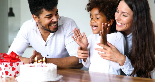 Evde Çocuklarının Mutlu Aile Kutluyor Doğum Günü — Stok fotoğraf