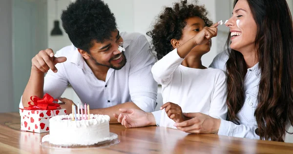 Evde Çocuklarının Mutlu Aile Kutluyor Doğum Günü — Stok fotoğraf