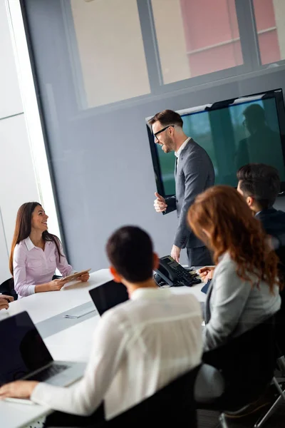 Equipo Negocios Corporativos Gerente Una Moderna Sala Reuniones —  Fotos de Stock