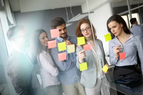 Selbstbewusste Junge Geschäftsleute Überprüfen Projekt Amt — Stockfoto