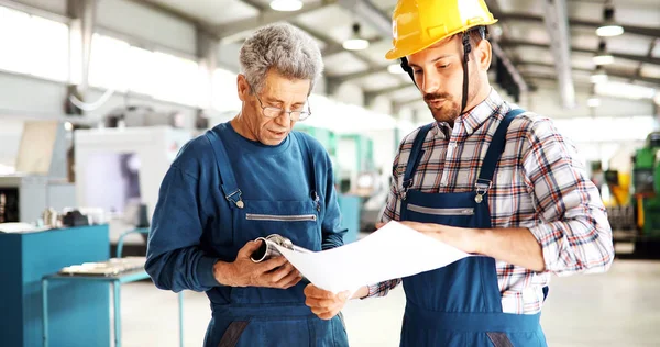 Team Van Ingenieurs Met Discussie Metaal Fabriek — Stockfoto