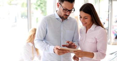 Tablet işyerinde ofiste bakarak iş arkadaşları