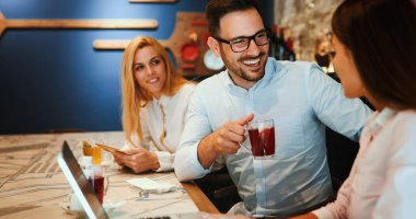 Restoranda iş sosyalleşme dan mutlu genç arkadaşları