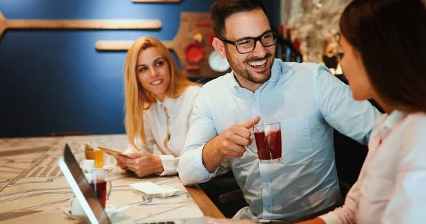 Jovens Colegas Felizes Trabalho Socializando Restaurante — Fotografia de Stock