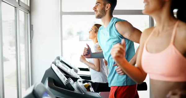 Imagem Pessoas Fazendo Treinamento Cardio Esteira Academia — Fotografia de Stock