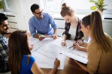 Office birlikte proje üzerinde çalışmaya Genç Mimarlar