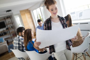 Takım birlikte Office proje üzerinde çalışan mimarlar