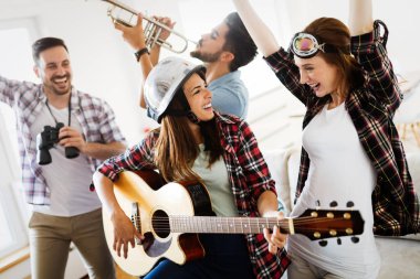 Eğleniyor ve içinde ev ve oyun müzik parti arkadaş grubu