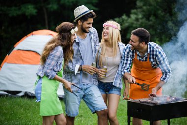 Barbekü doğada yapma arkadaş grubu. Yeme ve olumlu duygular paylaşımı