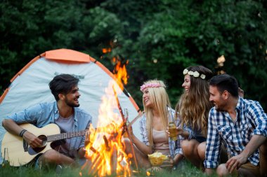 Barbekü doğada yapma arkadaş grubu. Yeme ve olumlu duygular paylaşımı