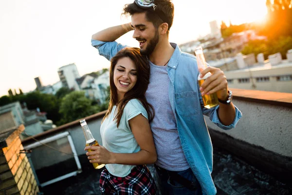 Beau Couple Amoureux Profitant Coucher Soleil Sur Une Terrasse — Photo