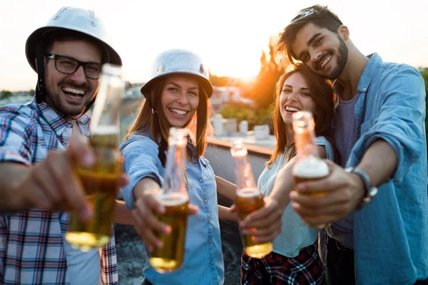 Felices Amigos Alegres Pasando Momentos Divertidos Juntos Bebiendo — Foto de Stock