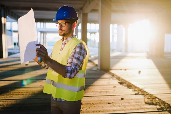Picture Construction Site Engineer Looking Construction Plan — Stock Photo, Image
