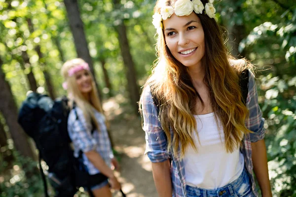 Mujer Feliz Con Amigos Senderismo Bosque —  Fotos de Stock