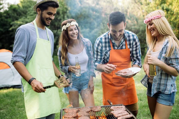 Alegre Amigos Pasar Tiempo Naturaleza Tener Barbacoa — Foto de Stock