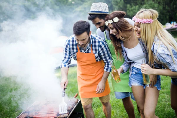 Munter Venner Bruger Tid Naturen Har Grill - Stock-foto