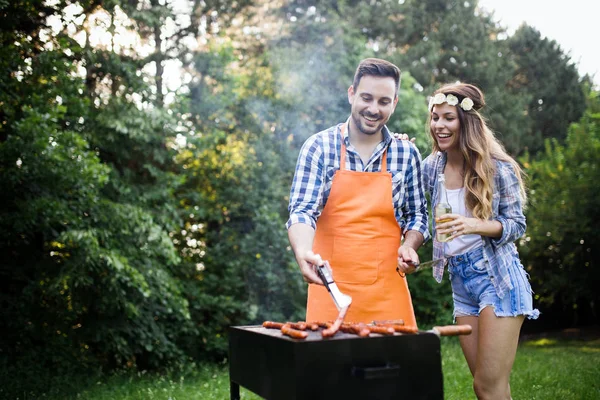 Amigos Divertindo Natureza Fazendo Bbq — Fotografia de Stock