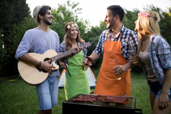 Fröhliche Freunde Verbringen Zeit Der Natur Und Grillen — Stockfoto