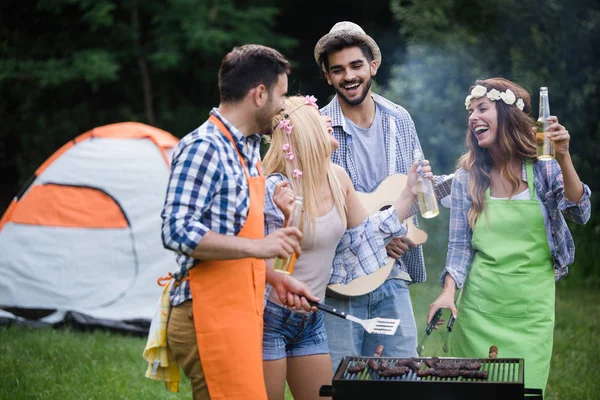 Gruppo Amici Che Fanno Barbecue Nella Natura Mangiare Condividere Emozioni — Foto Stock