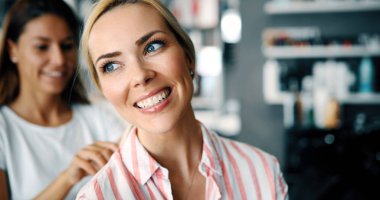 Kuaför Salonu mutlu bir kadın portresi