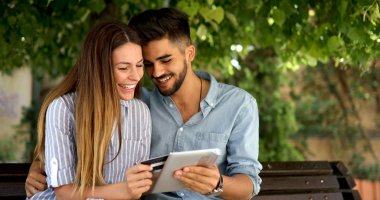 İnternet üzerinden alışveriş yaparken mutlu genç Çift