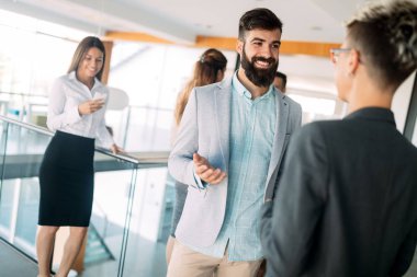 Ofisteki projede işbirliği yapan bir grup iş adamı