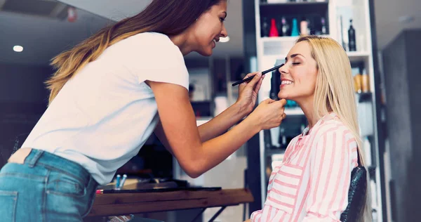 Maquillaje Artista Trabajo Hermosa Mujer Rubia — Foto de Stock