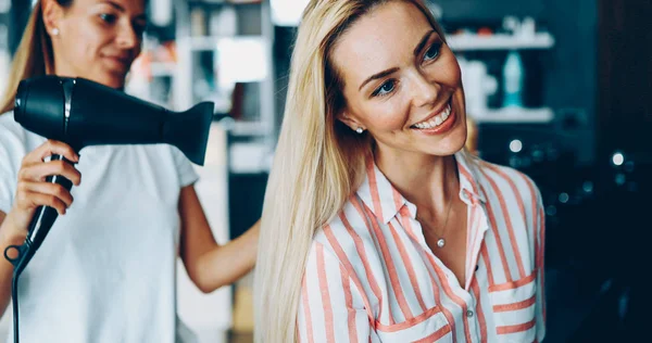 Portrait Une Femme Heureuse Salon Coiffure — Photo