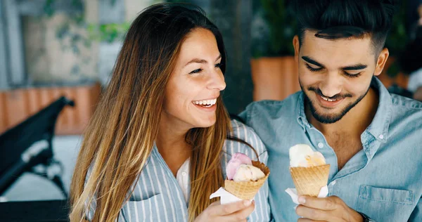 Happy Young Couple Having Date Eating Ice Cream — Stock Photo, Image