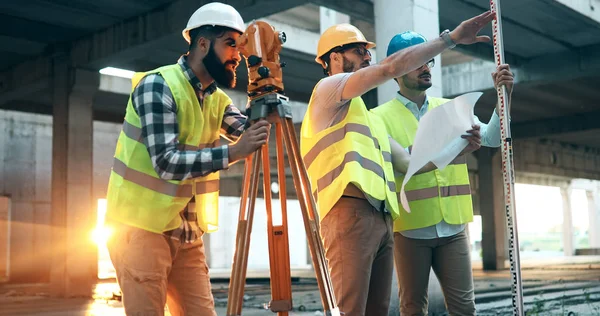 Porträtt Byggnadsingenjörer Som Arbetar Byggnadsplatsen Tillsammans — Stockfoto