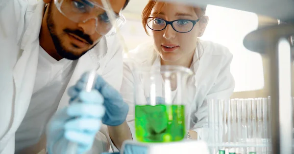 Chemiestudenten Arbeiten Gemeinsam Labor — Stockfoto