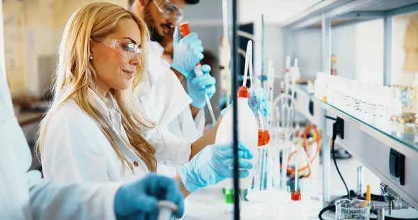Young Students Chemistry Working Together Laboratory — Stock Photo, Image