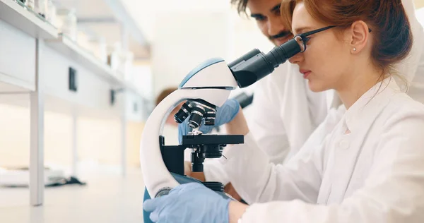 Jovem Cientista Olhando Através Microscópio Laboratório — Fotografia de Stock