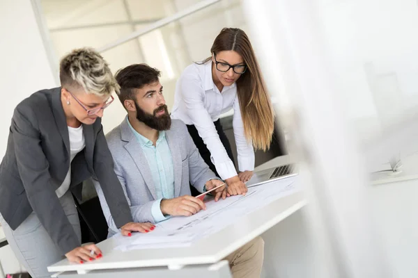 Grupo Empresarios Que Colaboran Proyecto Oficina — Foto de Stock