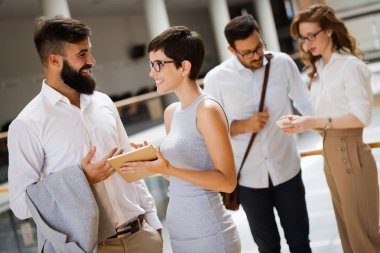 Başarılı girişimciler iş yerinde mutlu grup portresi