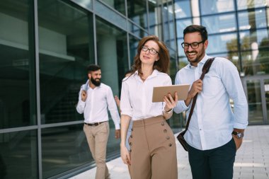 Modern ofiste tablet kullanan mutlu iş arkadaşları