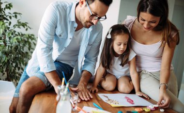 Mutlu aile eğleniyor evde vakit
