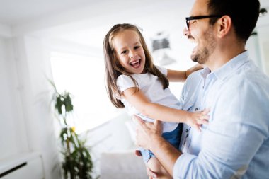 Mutlu aile eğleniyor evde vakit