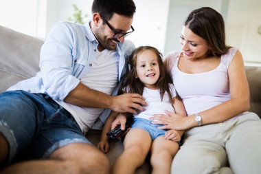 Mutlu aile eğleniyor evde vakit