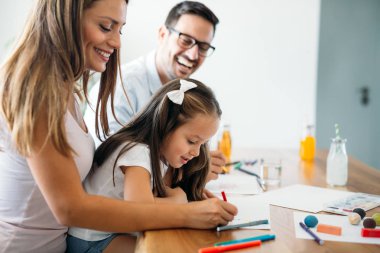 Mutlu aile eğleniyor evde vakit