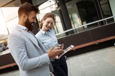 Genç çekici iş çift ofis binası yakınındaki açık yürüyüş