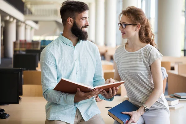 Quelques Étudiants Heureux Sur Campus Universitaire — Photo