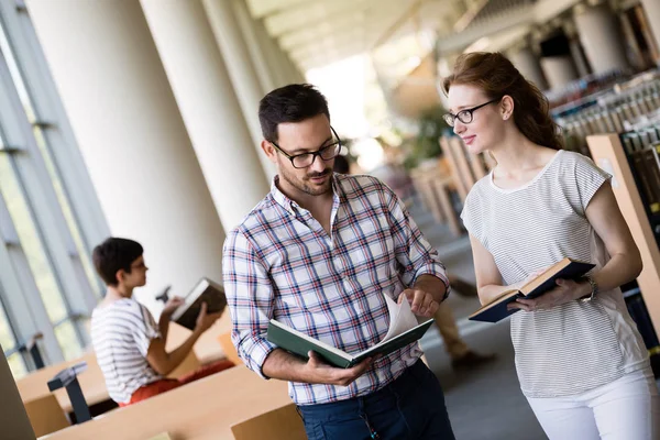 Personas, conocimientos, educación y concepto escolar — Foto de Stock