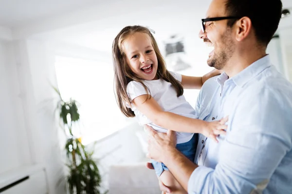 Familia Feliz Divirtiéndose Juntos Casa —  Fotos de Stock