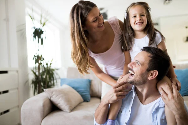 Glückliche Familie Die Spaß Zusammen Hause Hat — Stockfoto