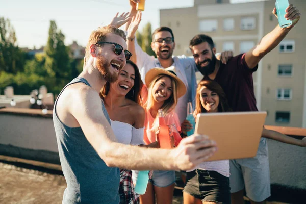 Grupo Amigos Divirtiéndose Fiesta Azotea — Foto de Stock