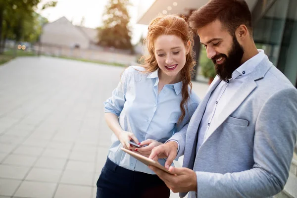 Zakelijke Collega Lopen Praten Straat — Stockfoto