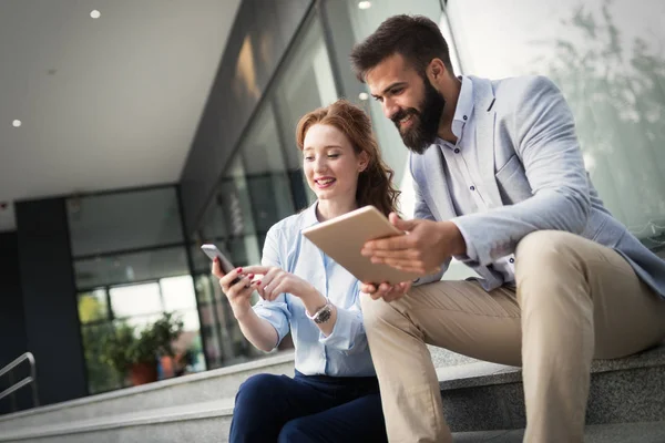 Twee Jonge Bedrijf Glimlachen Mensen Die Werken Tablet Iets Bespreken — Stockfoto